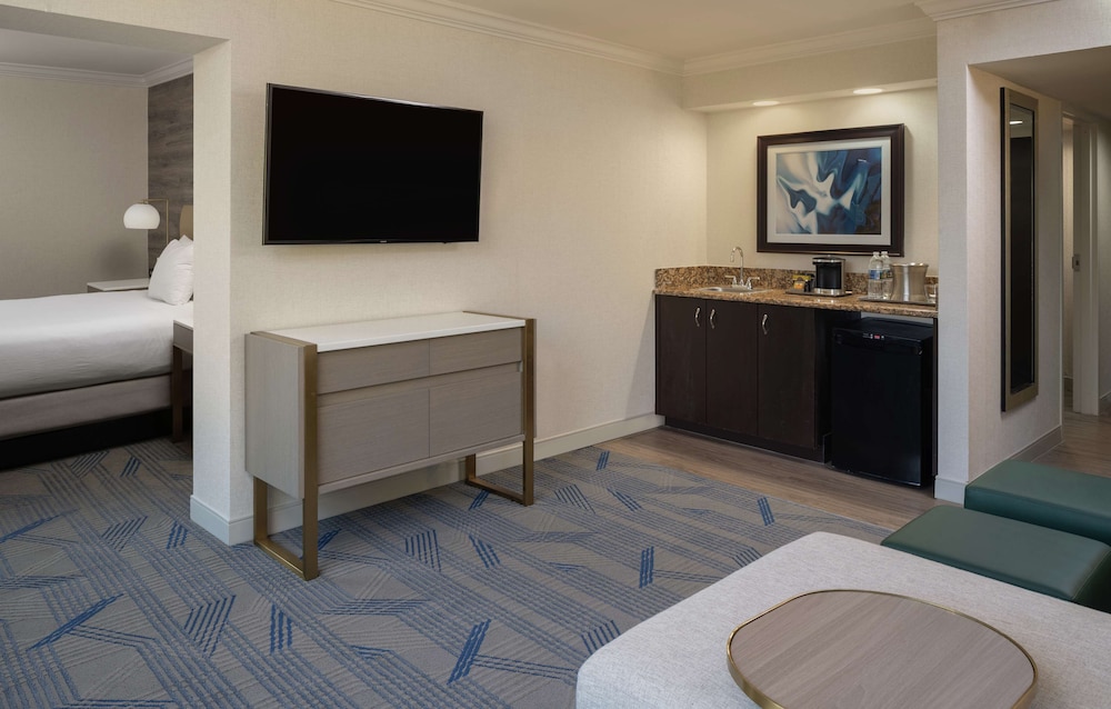 One Queen Bed, Alcove Suite - Photo 4