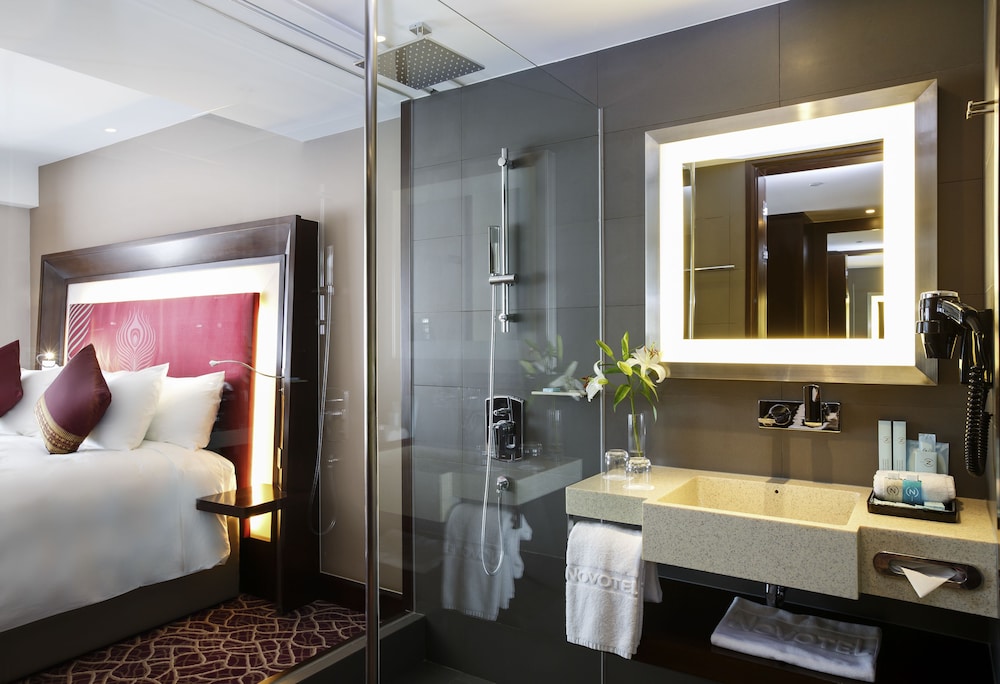 Superior Room, 1 King Bed thumbnail 5