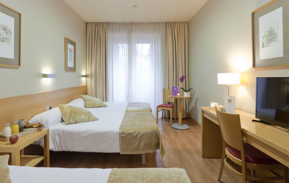 City Triple Room