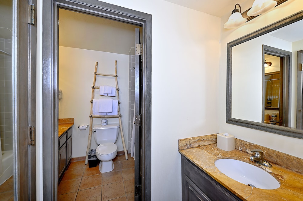 Suite, 1 King Bed, Balcony (Sandia Suite With Balcony) photo 3