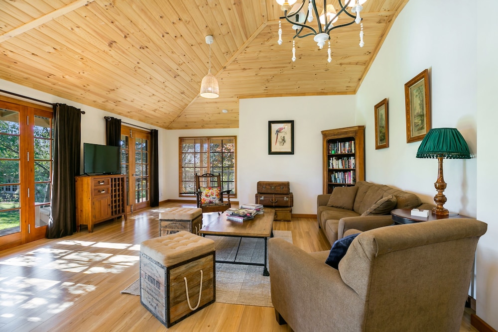 Lawn Cottage photo 2