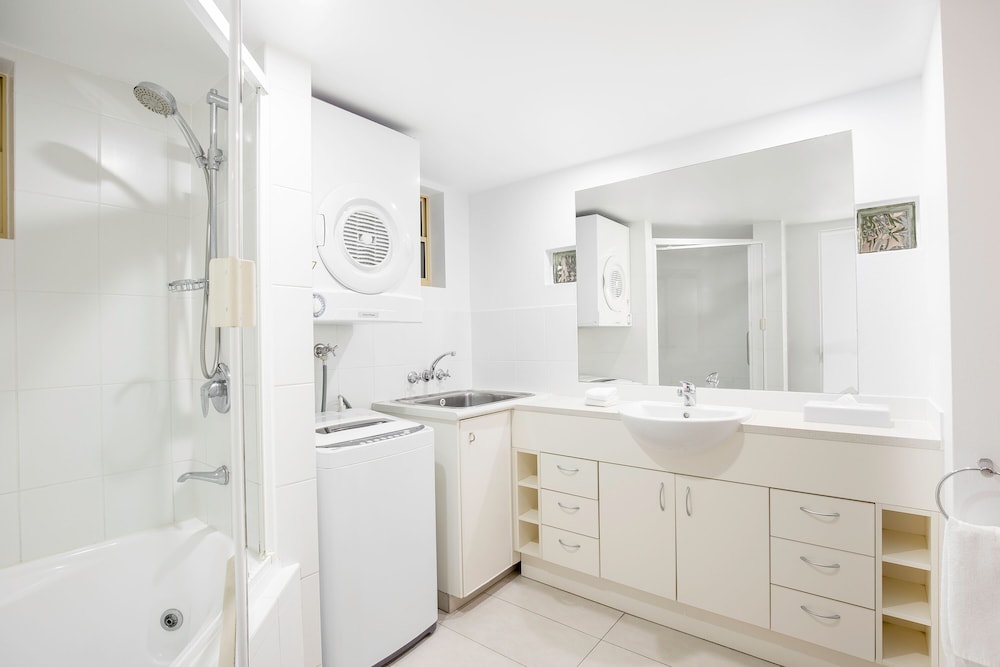 One Bedroom Poolside Apartment - Photo 6