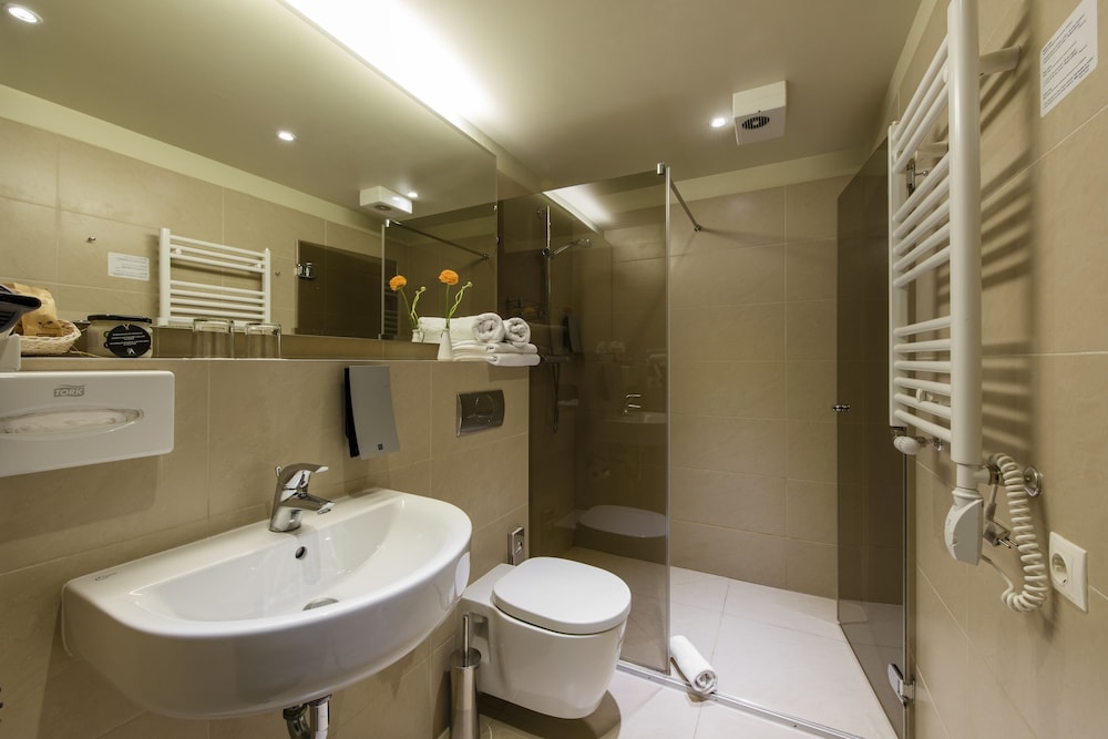 Deluxe Room (Atrium View) - Photo 5
