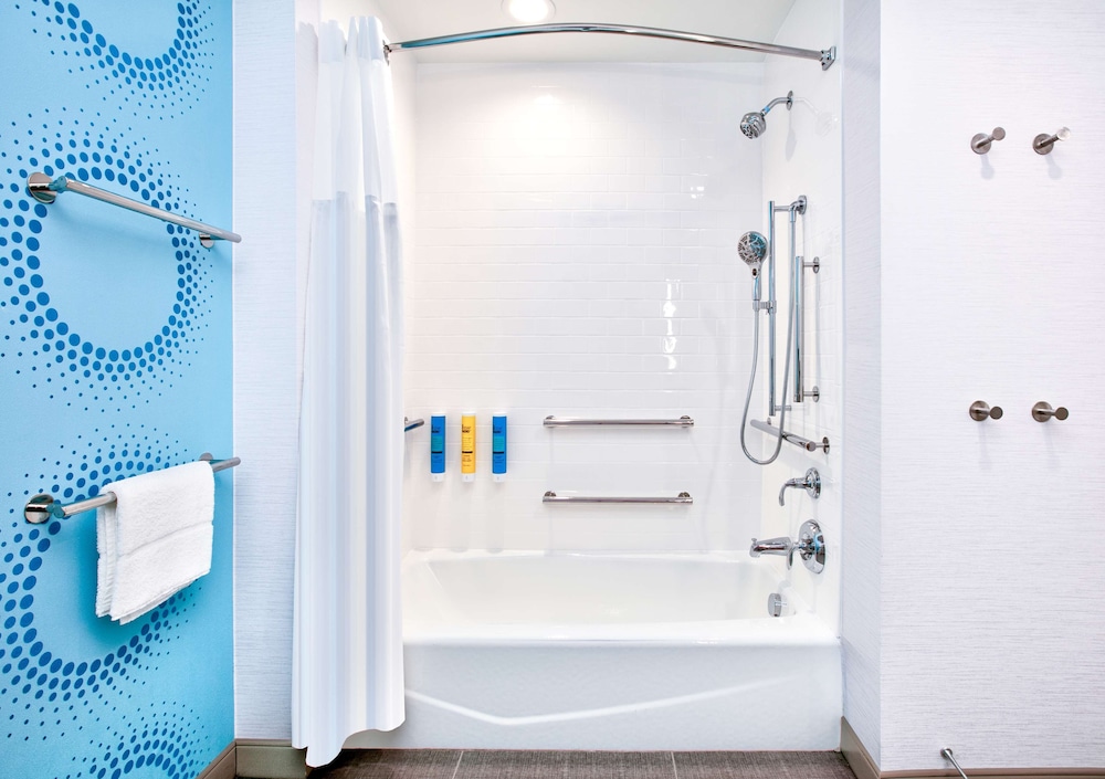 Room, 1 King Bed, Accessible, Bathtub - Photo 4