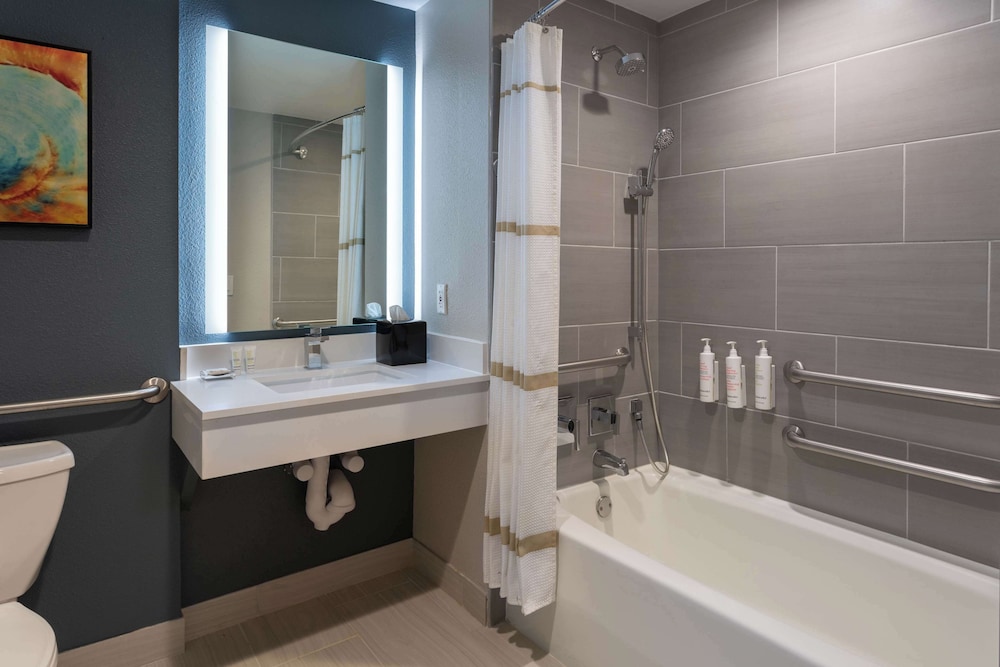 Room, 2 Queen Beds, Accessible (Mobility, Hearing, Roll-In Shower)