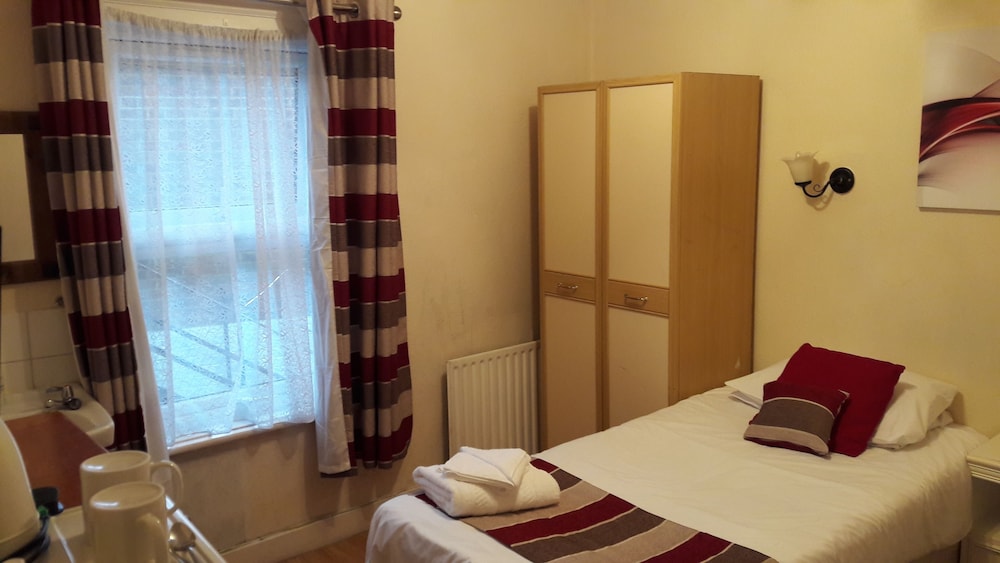 Twin Room, Shared Bathroom photo 2