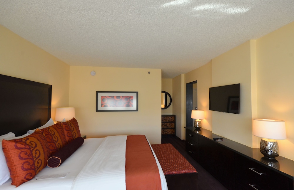 Suite, 1 Bedroom, 1 King Bed - Photo 2