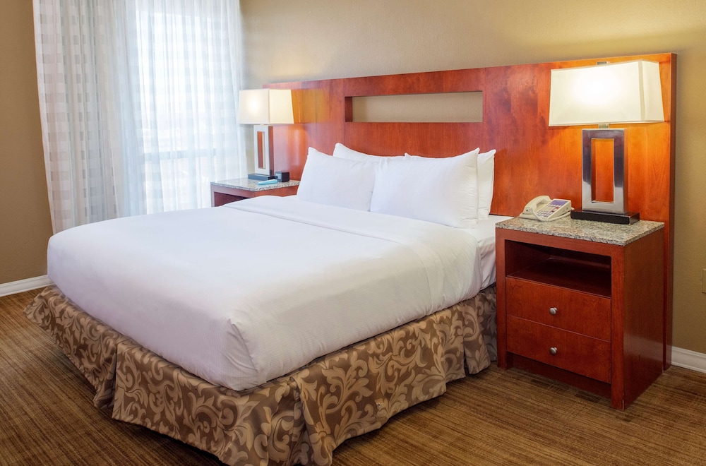 Deluxe Suite, 1 King Bed with Sofa bed photo 3