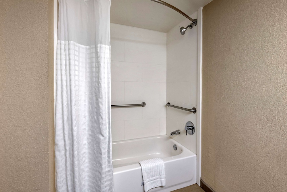 Standard Suite, 1 King Bed, Accessible, Non Smoking - Photo 4