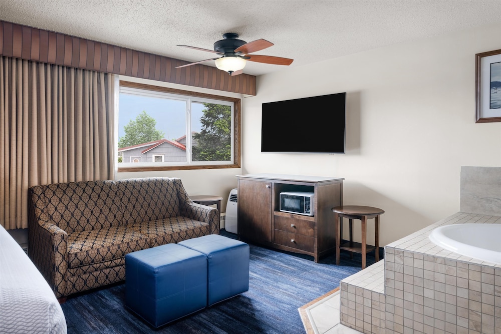 Suite, 1 King Bed, Jetted Tub, Harbor View (with Sofabed) photo 3