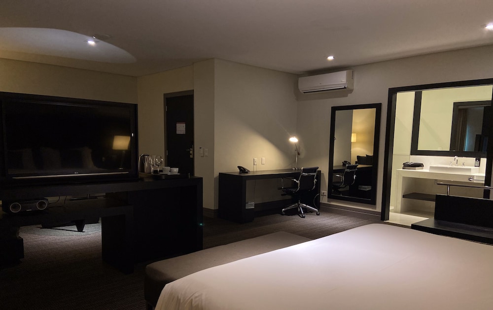 Basic Suite - Photo 1
