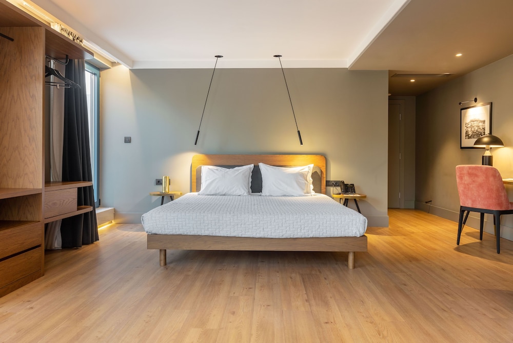 Roomy Suite with Balcony & Acropolis View photo 2