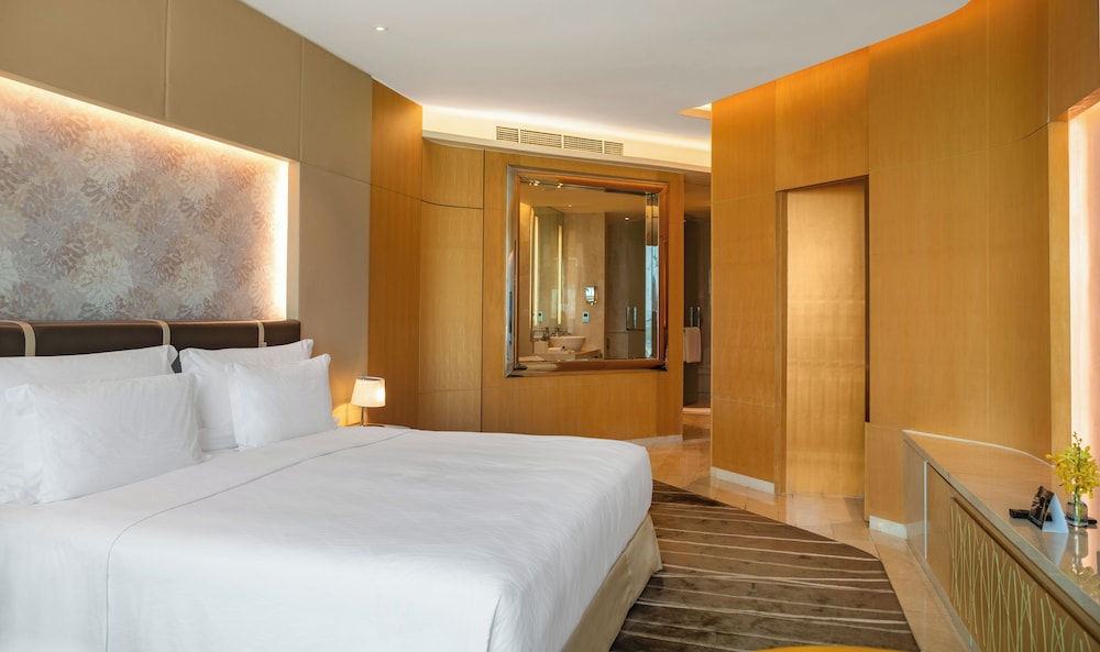 Superior Room, 1 King Bed, Balcony (Grand)
