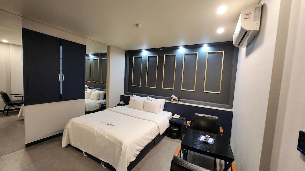 Deluxe Double Room + King Bed