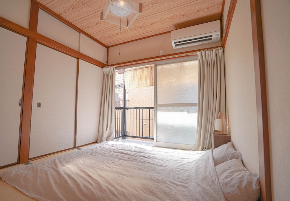 House, 2 Bedrooms photo 2