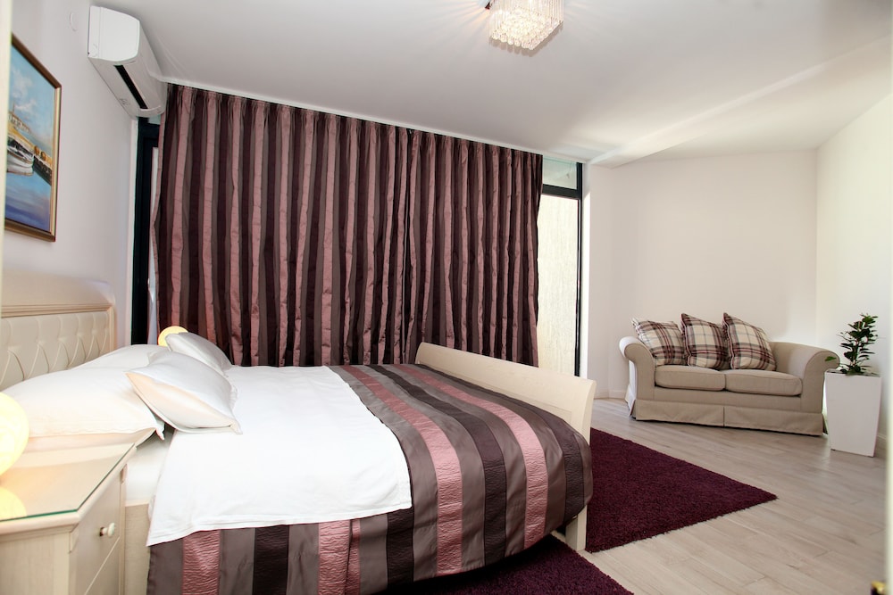 One Bedroom Apartment