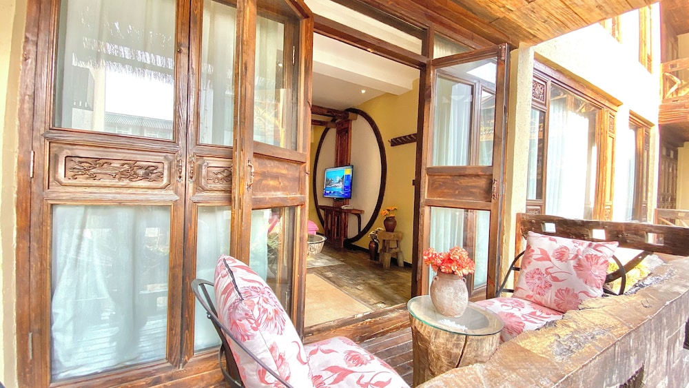 Romantic garden view queen bed room photo 2