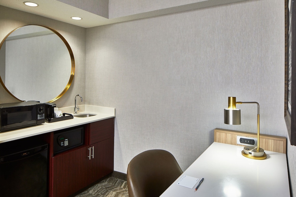 Studio, 1 King Bed with Sofa bed (Mobility/Hearing Accessible, Tub) - Photo 4