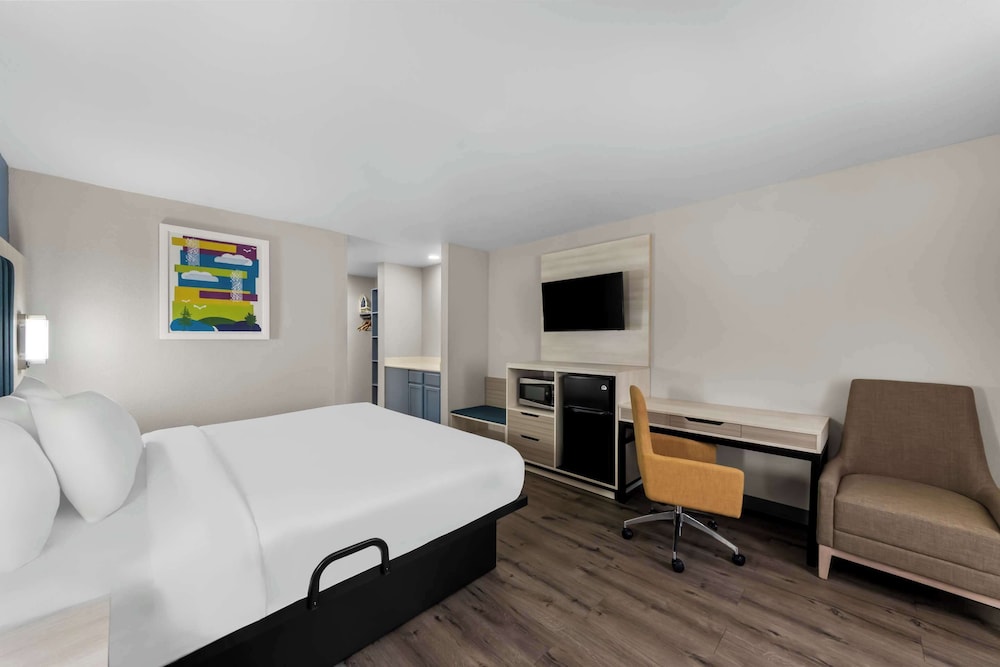 Standard Room, 1 King Bed, Non Smoking - Photo 1