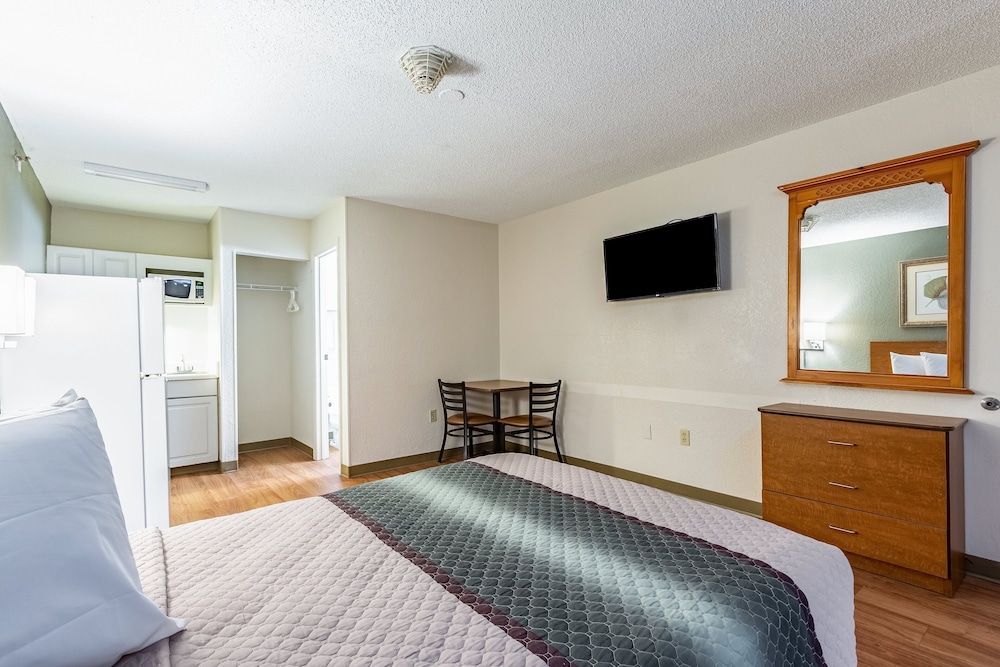 Studio, 1 Queen Bed, Accessible, Smoking - Photo 5