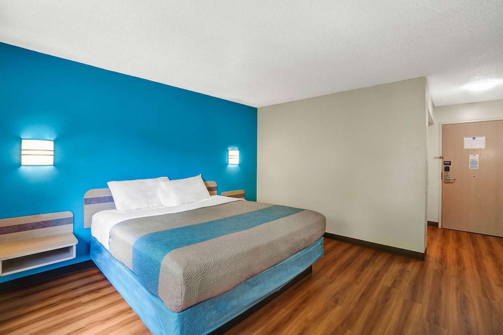 Standard Room, 1 King Bed, Accessible, Non Smoking photo 3
