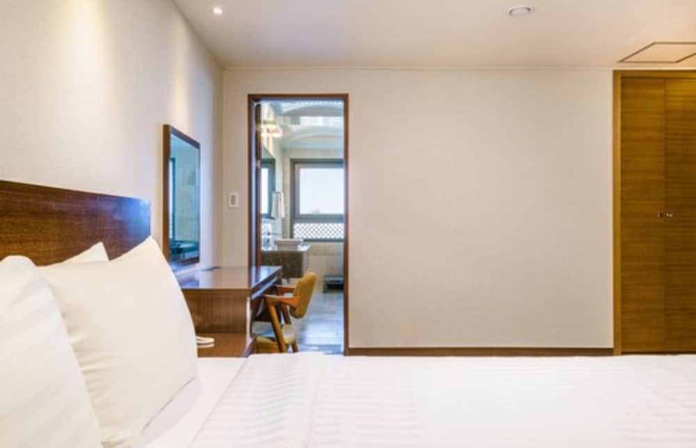 Royal Family Suite  (Breakfast for 4 included/Rates for 4 guests/Surcharge on-site for more than 4) photo 3
