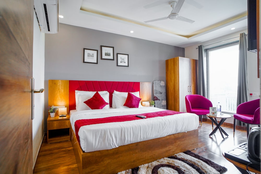 Superior Room with Balcony - Photo 11