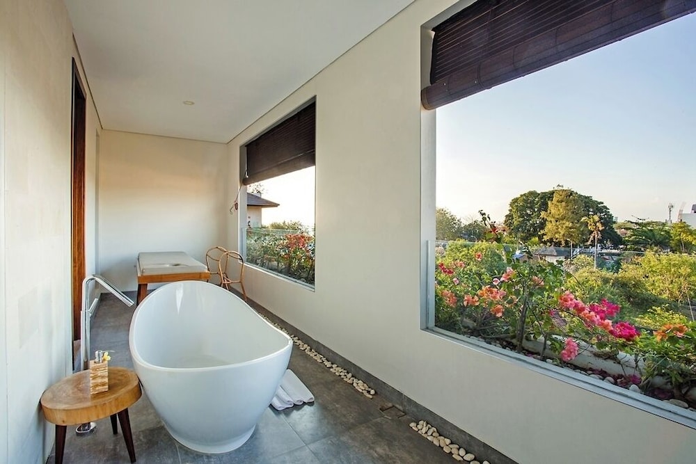 Legong Keraton Suite, Larger Suite, Bathtub & Balcony, photo 6