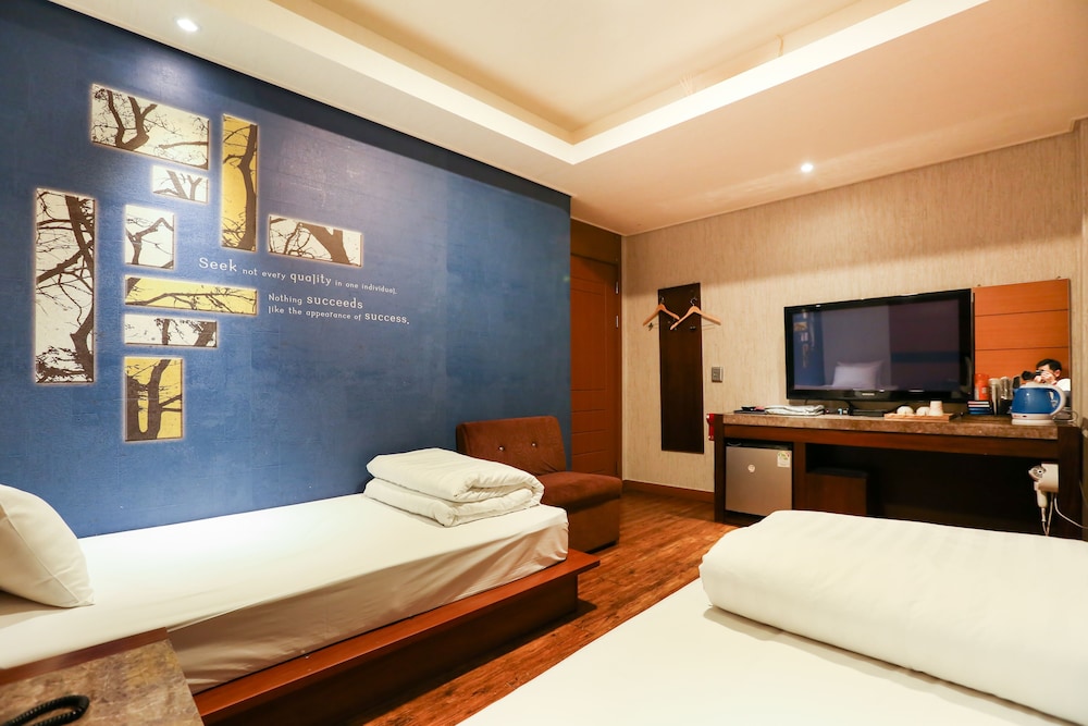 Twin Room (Check-in: Friday 10 PM/Saturday 11 PM)