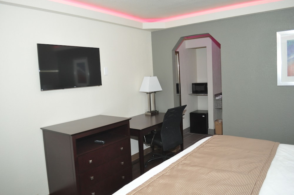 Room, 1 King Bed, Smoking photo 3