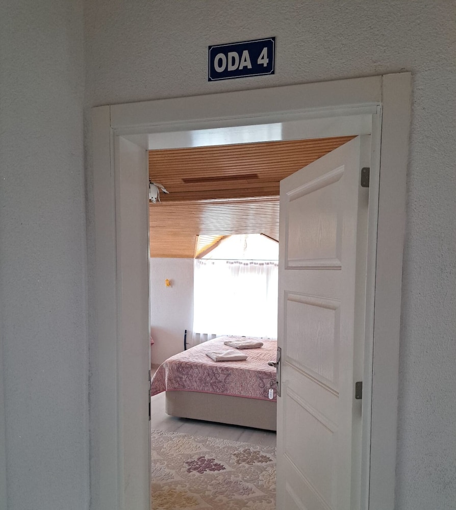 Classic Uc  Kisilik Oda-  Uçgen Pencereli photo 2