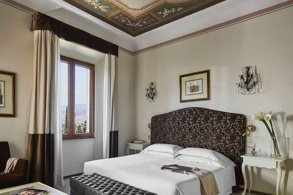 JUNIOR SUITE WITH FRESCO CEILING AND DUOMO VIEW