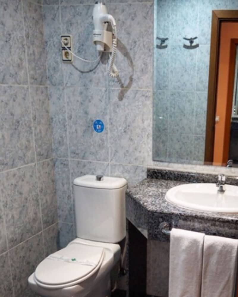 Basic Triple Room photo 2