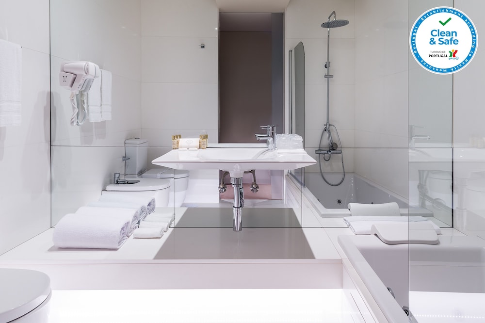 Queen Room, Jetted Tub photo 3