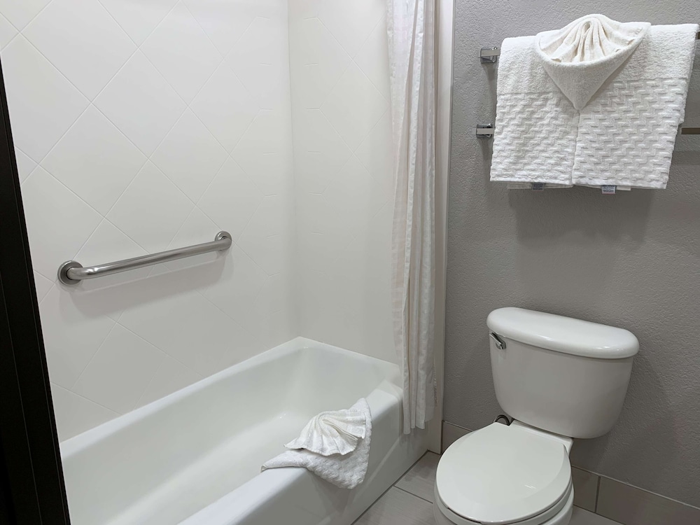 Standard Room, 2 Queen Beds, Non Smoking, Refrigerator & Microwave photo 3