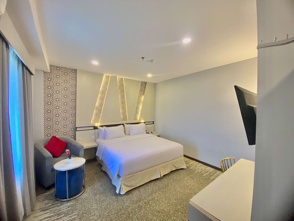 Junior Suite, 1 Queen Bed, Smoking (Living Room) - Photo 1