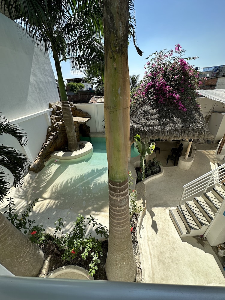 Deluxe Room, 1 King Bed, Balcony, Pool View photo 3