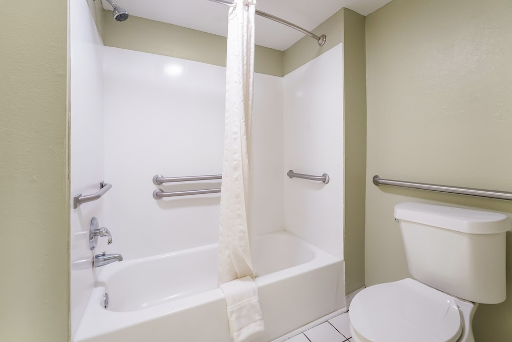 Standard Room, 1 King Bed, Accessible, Refrigerator & Microwave (Refrigerator & Microwave) - Photo 4