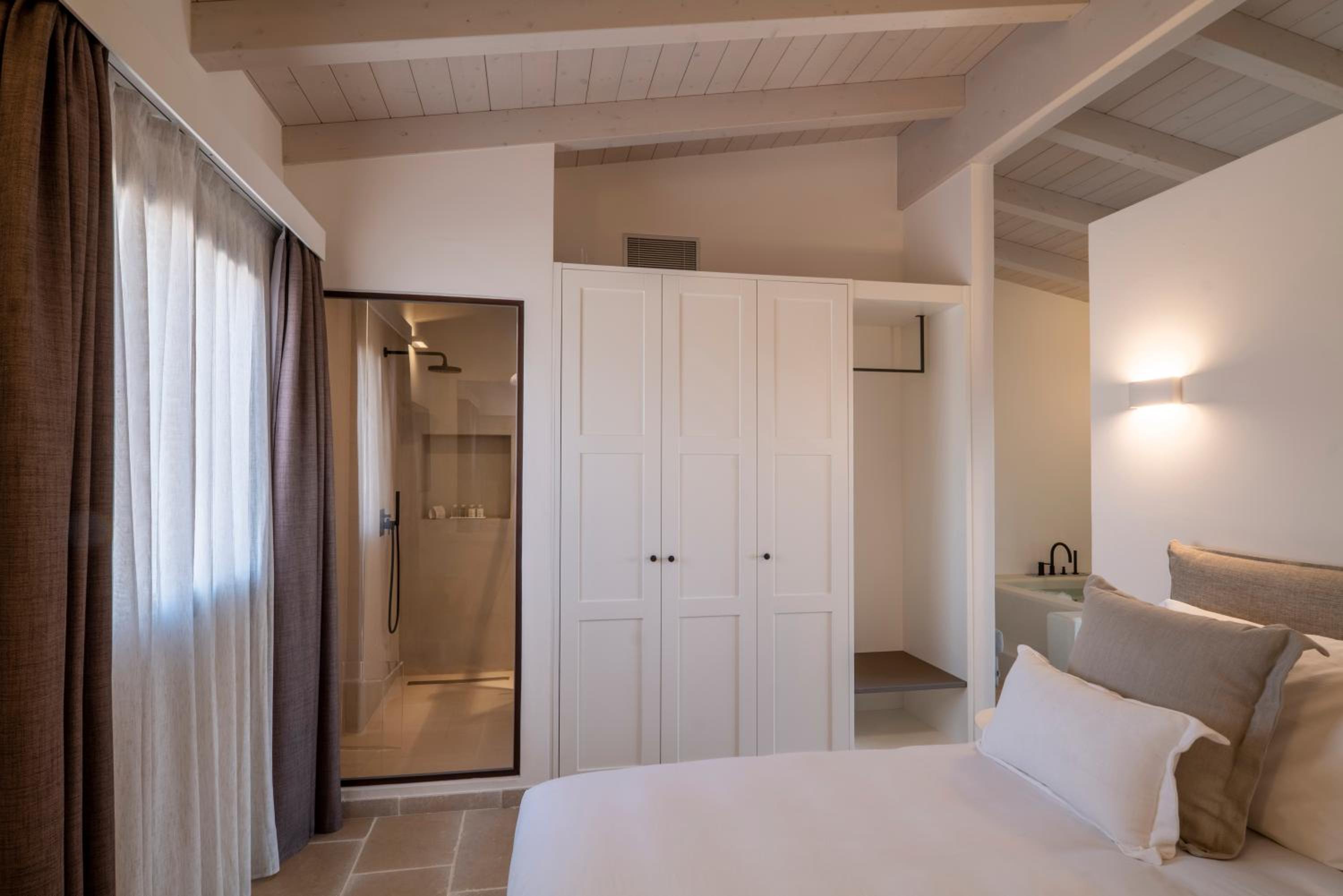 Deluxe Junior Suite - Photo 5
