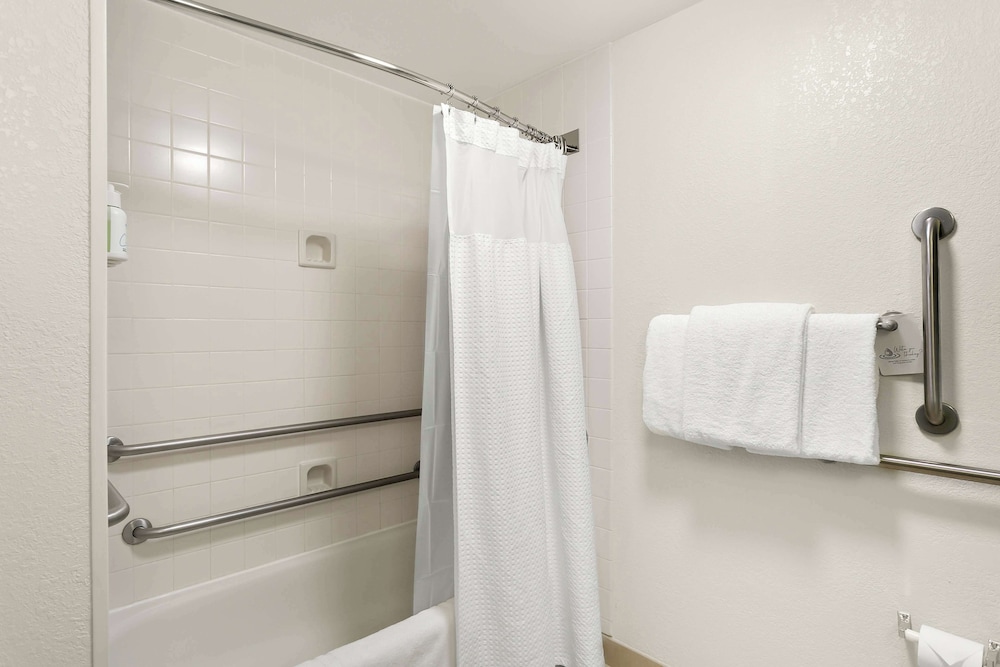 Room, 1 King Bed, Accessible - Photo 4