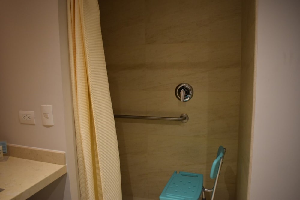 Room, 1 Queen Bed, Accessible photo 2