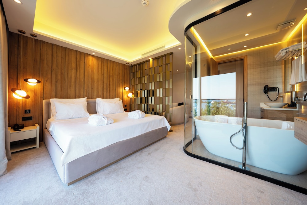 Deluxe Suite, Balcony, Sea View photo 1