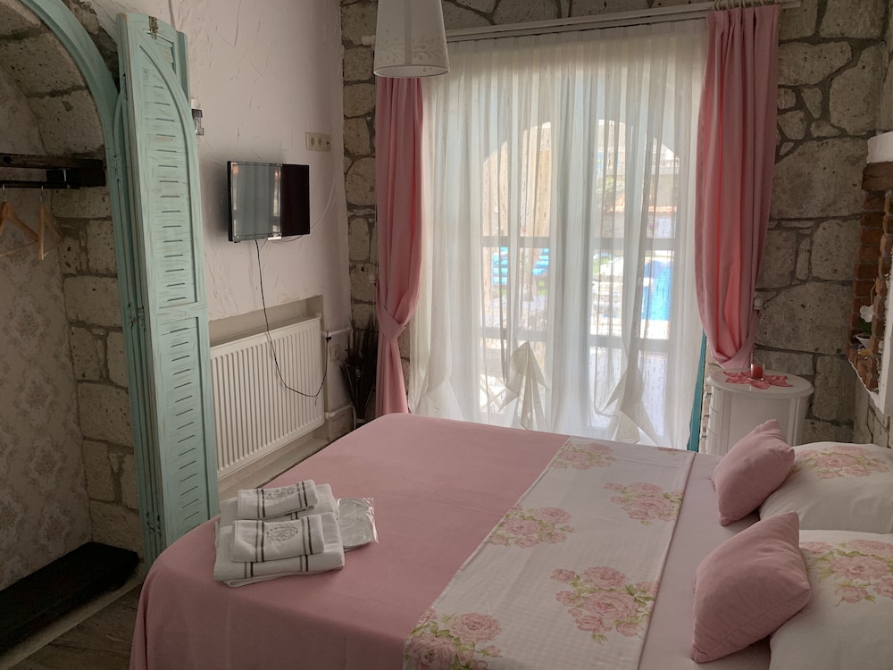 Economy Room, Pool View