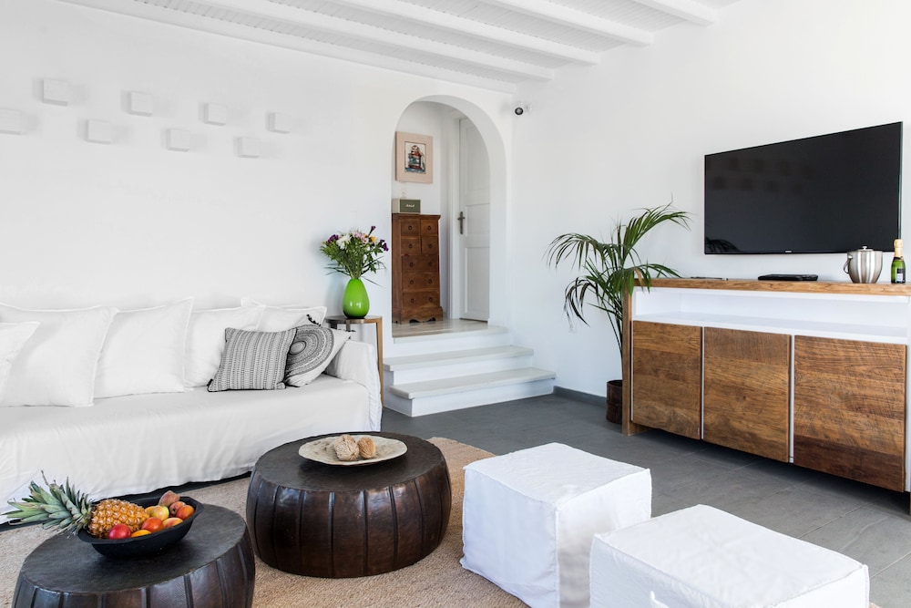 Deluxe Two-Bedroom Suite with Outdoor Jetted Hot Tub