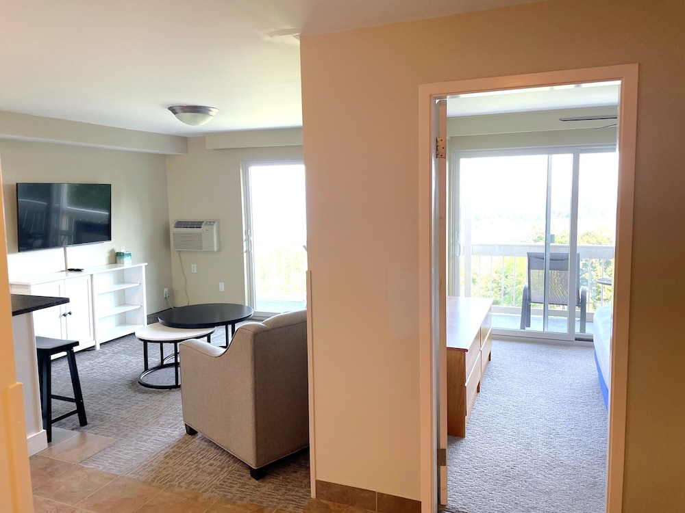 Premier Suite, 1 King Bed with Sofa Bed, Balcony, Ocean View (4th Floor NON-PET) photo 3
