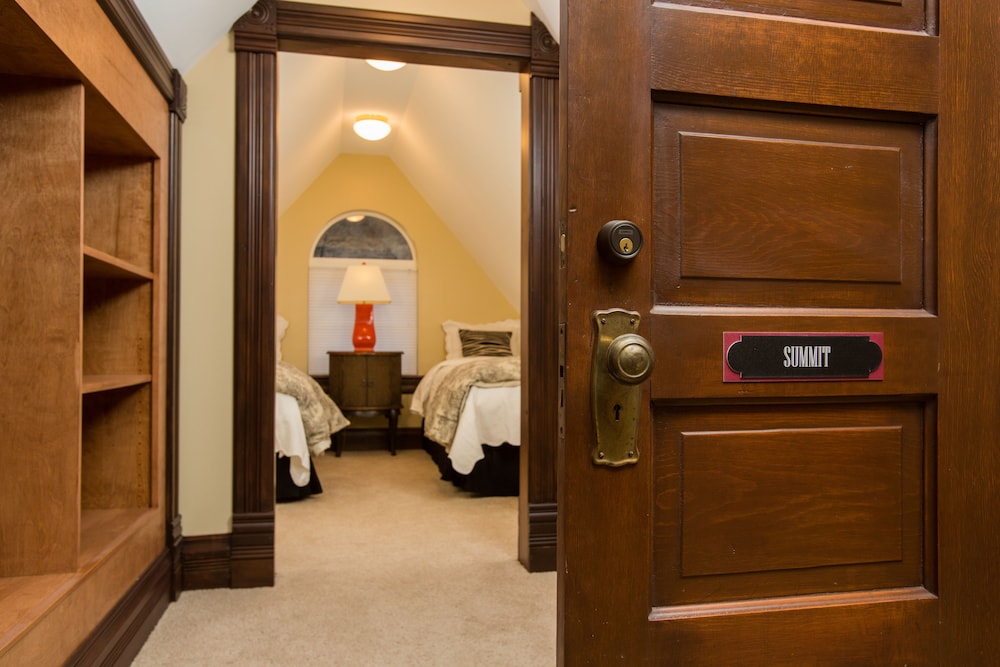 Summit (2 Twin Beds) photo 3