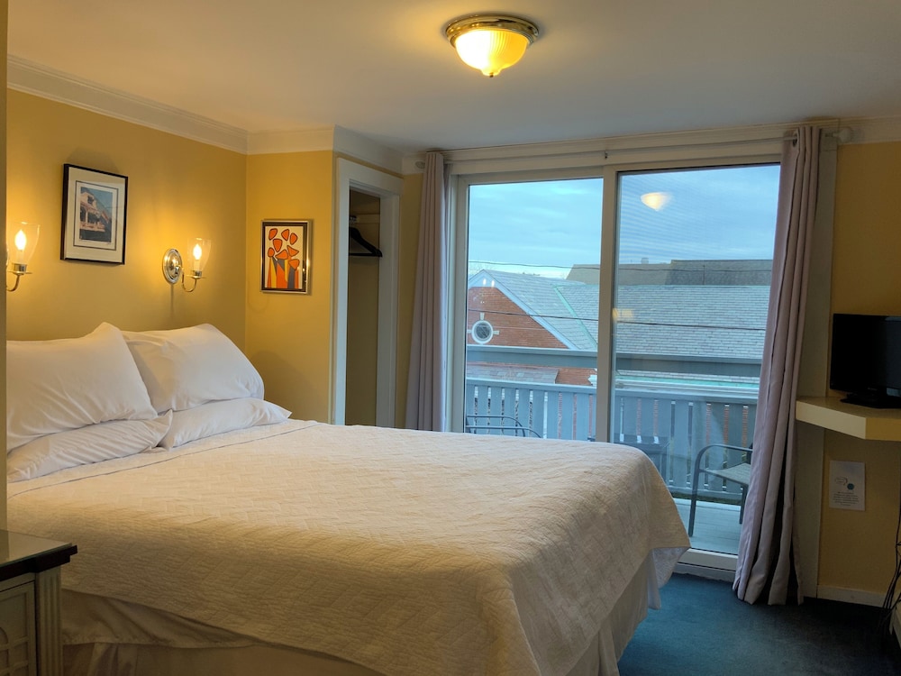 Standard Room, 1 Queen Bed photo 3