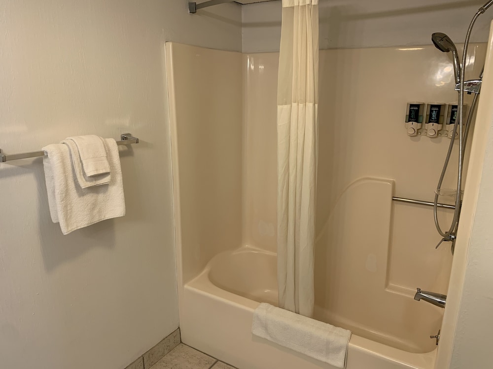 The Lodge - 1st Floor - 1 Queen Bed - Photo 6