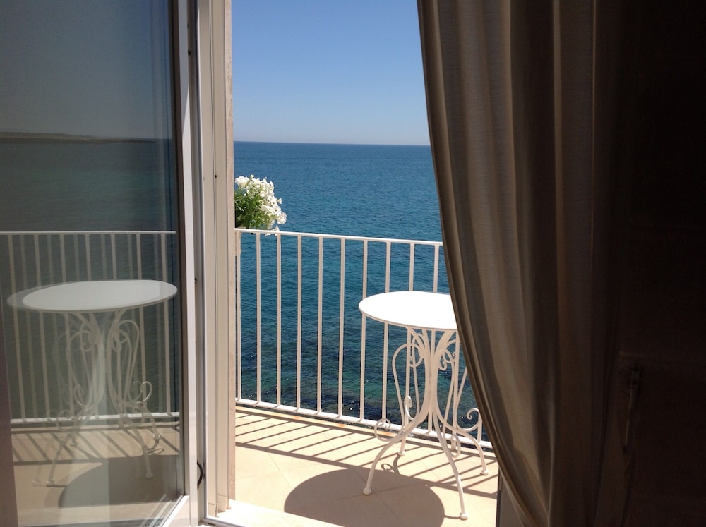 King Suite with Balcony Sea View with Jacuzzi photo 3