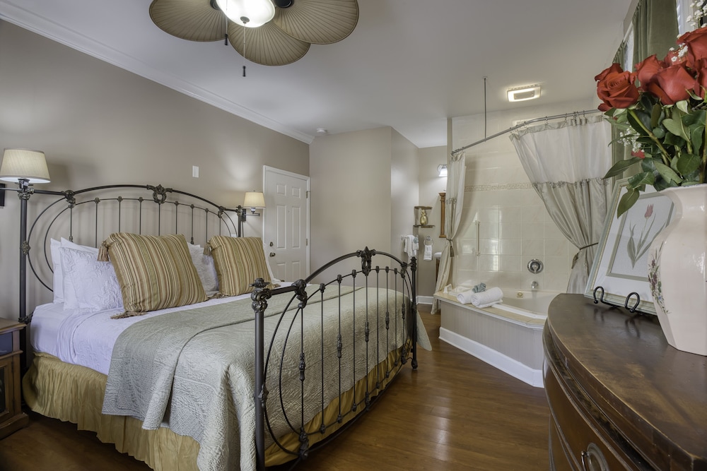 Premium Room, 1 King Bed, Garden View (Marcie's Suite)